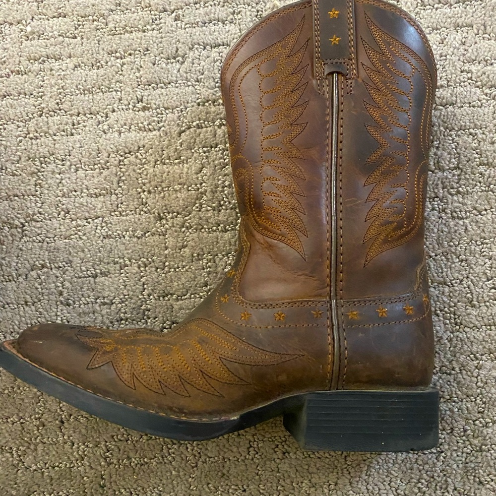 Ariat size 12 toddler cowboy boots. Worn one season. Good condition.